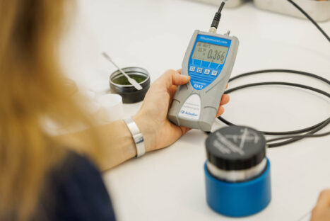 Miernik aktywności wody humimeter RH2 w dłoni – odczyt wartości aw z podłączoną małą komórką pomiarową