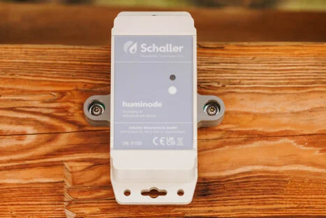 huminode IoT LW with an electrode screwed into a&nbsp;timber element